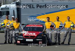 04.04.2002 Rust, Deutschland, Donnerstag, DTM Präsentation Saison 2002 mit AMG Mercedes, Team Opel (HIER) und Team Audi ABT Sportsline, Gruppenbild mit den Fahrern und den Wagen, im Europapark Rust c xpb.cc Mail: info@xpb.cc  Datenbank: www.xpb.cc 