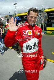 01.03.2002 Melbourne, Australien, Training am Freitag, Boxengasse, Michael Schumacher im F2001 (Scuderia Ferrari Marlboro). Auftakt zur Formel1 Saison 2002 in Melbourne (MEL) c xpb.cc Mail: info@xpb.cc  Datenbank: www.xpb.cc 