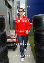 28.02.2002 Melbourne, Australien, Michael Schumacher bei der Ankunft heute im Paddock Bereich in Melbourne (MEL) c xpb.cc Mail: info@xpb.cc  Datenbank: www.xpb.cc 