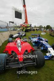 03.03.2002 Melbourne, Australien, Start zum GP von Australien, Nach dem Startunfall die defekten Wagen hinter dem Zaun, Ralf Schumacher fährt auf Rubens Barrichello und Michael Schumacher auf, Sonntag, Strecke, Melbourne (MEL) c xpb.cc Mail: info@xpb.cc  Datenbank: www.xpb.cc 