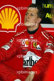 01.03.2002 Melbourne, Australien, Training am Freitag, Boxengasse, Michael Schumacher im F2001 (Scuderia Ferrari Marlboro). Auftakt zur Formel1 Saison 2002 in Melbourne (MEL) c xpb.cc Mail: info@xpb.cc  Datenbank: www.xpb.cc 