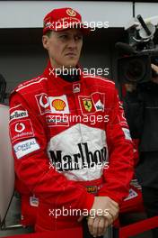 01.03.2002 Melbourne, Australien, Training am Freitag, Boxengasse, Michael Schumacher im F2001 (Scuderia Ferrari Marlboro). Auftakt zur Formel1 Saison 2002 in Melbourne (MEL) c xpb.cc Mail: info@xpb.cc  Datenbank: www.xpb.cc 