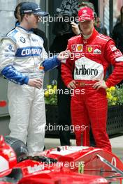 02.03.2002 Melbourne, Australien, Qualifying, Samstag, Ralf Schumacher (dritter) und Michael Schumacher (zweiter) im PARK FERME, Auftakt zur Formel1 Saison 2002 in Melbourne (MEL) c xpb.cc Mail: info@xpb.cc  Datenbank: www.xpb.cc 