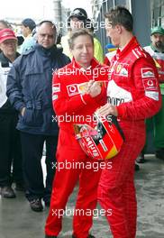 02.03.2002 Melbourne, Australien, Qualifying, Samstag, Jean Todt gratuliert Michael Schumacher (zweiter) im PARK FERME, Auftakt zur Formel1 Saison 2002 in Melbourne (MEL) c xpb.cc Mail: info@xpb.cc  Datenbank: www.xpb.cc 