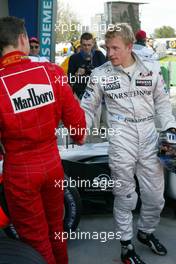 01.03.2002 Melbourne, Australien, Training am Freitag, Boxengasse, Michael Schumacher gratuliert Kimi Raikkonen nach dem Training. Auftakt zur Formel1 Saison 2002 in Melbourne (MEL) c xpb.cc Mail: info@xpb.cc  Datenbank: www.xpb.cc 