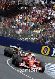 03.03.2002 Melbourne, Australien, Sonntag, Strecke, Michael Schumacher (Scuderia Ferrari Marlboro)ueberholt Mark Webber am GP in Melbournec xpb.cc Mail: info@xpb.cc  Datenbank: www.xpb.cc 