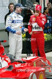 02.03.2002 Melbourne, Australien, Qualifying, Samstag, Ralf Schumacher (dritter) und Michael Schumacher (zweiter) im PARK FERME, Auftakt zur Formel1 Saison 2002 in Melbourne (MEL) c xpb.cc Mail: info@xpb.cc  Datenbank: www.xpb.cc 