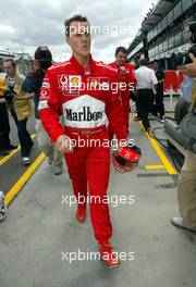 28.02.2002 Melbourne, Australien, Michael Schumacher heute auf dem Weg zum Portraittermin für die Fotografen in Melbourne (MEL) c xpb.cc Mail: info@xpb.cc  Datenbank: www.xpb.cc 