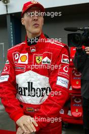 01.03.2002 Melbourne, Australien, Training am Freitag, Boxengasse, Michael Schumacher im F2001 (Scuderia Ferrari Marlboro) fährt aus der Box. Auftakt zur Formel1 Saison 2002 in Melbourne (MEL) c xpb.cc Mail: info@xpb.cc  Datenbank: www.xpb.cc 