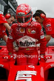 03.03.2002 Melbourne, Australien, Warmup zum Rennen am Sonntag, Boxengasse, Michael Schumacher (Scuderia Ferrari Marlboro) c xpb.cc Mail: info@xpb.cc  Datenbank: www.xpb.cc 