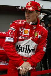 01.03.2002 Melbourne, Australien, Training am Freitag, Boxengasse, Michael Schumacher im F2001 (Scuderia Ferrari Marlboro). Auftakt zur Formel1 Saison 2002 in Melbourne (MEL) c xpb.cc Mail: info@xpb.cc  Datenbank: www.xpb.cc 