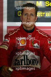 01.03.2002 Melbourne, Australien, Training am Freitag, Boxengasse, Michael Schumacher im F2001 (Scuderia Ferrari Marlboro). Auftakt zur Formel1 Saison 2002 in Melbourne (MEL) c xpb.cc Mail: info@xpb.cc  Datenbank: www.xpb.cc 