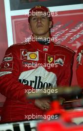 01.03.2002 Melbourne, Australien, Training am Freitag, Boxengasse, Michael Schumacher im F2001 (Scuderia Ferrari Marlboro) in der Box. Auftakt zur Formel1 Saison 2002 in Melbourne (MEL) c xpb.cc Mail: info@xpb.cc  Datenbank: www.xpb.cc 