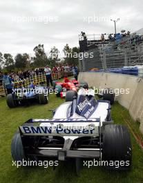 03.03.2002 Melbourne, Australien, Start zum GP von Australien, Nach dem Startunfall die defekten Wagen hinter dem Zaun, Ralf Schumacher fährt auf Rubens Barrichello und Michael Schumacher auf, Sonntag, Strecke, Melbourne (MEL) c xpb.cc Mail: info@xpb.cc  Datenbank: www.xpb.cc 