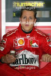 01.03.2002 Melbourne, Australien, Training am Freitag, Boxengasse, Michael Schumacher im F2001 (Scuderia Ferrari Marlboro). Auftakt zur Formel1 Saison 2002 in Melbourne (MEL) c xpb.cc Mail: info@xpb.cc  Datenbank: www.xpb.cc 