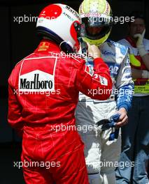 11.05.2002 Spielberg, Oesterreich, F1 in Spielberg am Samstag, Qualifying, Ralf Schumacher und Michael Schumacher im Park Ferme, Formel 1 Grand Prix (GP) von Austria 2002 auf dem A1 Ring, Österreich, Zeltweg, Spielberg c xpb.cc Email: info@xpb.cc, weitere Bilder auf der Datenbank: www.xpb.cc