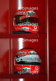 11.05.2002 Spielberg, Oesterreich, F1 in Spielberg am Samstag, die Helme von Michael Schumacher in der Box,  Formel 1 Grand Prix (GP) von Austria 2002 auf dem A1 Ring, Österreich, Zeltweg, Spielberg c xpb.cc Email: info@xpb.cc, weitere Bilder auf der Datenbank: www.xpb.cc