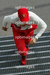 31.08.2002 Spa-Francorchamps, Belgien, F1 in Spa, Samstag, Michael Schumacher (Ferrari, F2002, Nr. 01) im Paddock Bereich auf dem Weg zur Box - steigt die Treppen hinauf, Feature, Circuit de Spa Francorchamps, Formel 1 Grand Prix (GP) von Belgien 2002 (Belgian, BEL) c xpb.cc - weitere Bilder auf der Datenbank unter www.xpb.cc - Email: info@xpb.cc