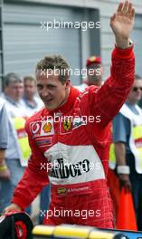 31.08.2002 Spa-Francorchamps, Belgien, F1 in Spa, Samstag, Michael Schumacher (Ferrari, F2002, Nr. 01) im Park Ferme nach dem Qualifying mit der Pole Position, Circuit de Spa Francorchamps, Formel 1 Grand Prix (GP) von Belgien 2002 (Belgian, BEL) c xpb.cc - weitere Bilder auf der Datenbank unter www.xpb.cc - Email: info@xpb.cc