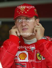 31.08.2002 Spa-Francorchamps, Belgien, F1 in Spa, Samstag, Michael Schumacher (Ferrari, F2002, Nr. 01) in der Box, Portrait, Circuit de Spa Francorchamps, Formel 1 Grand Prix (GP) von Belgien 2002 (Belgian, BEL) c xpb.cc - weitere Bilder auf der Datenbank unter www.xpb.cc - Email: info@xpb.cc