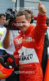 31.08.2002 Spa-Francorchamps, Belgien, F1 in Spa, Samstag, Michael Schumacher (Ferrari, F2002, Nr. 01) im Park Ferme nach dem Qualifying mit der Pole Position, Circuit de Spa Francorchamps, Formel 1 Grand Prix (GP) von Belgien 2002 (Belgian, BEL) c xpb.cc - weitere Bilder auf der Datenbank unter www.xpb.cc - Email: info@xpb.cc