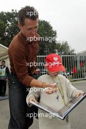 29.08.2002 Spa-Francorchamps, Belgien, F1 in Spa, Donnerstag, Ankunft der Fahrer, Michael Schumacher (Ferrari) kommt im Paddock Bereich an und gibt Autogramme, Circuit de Spa Francorchamps, Formel 1 Grand Prix (GP) von Belgien 2002 (Belgian, BEL) c xpb.cc - weitere Bilder auf der Datenbank unter www.xpb.cc - Email: info@xpb.cc