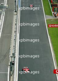 01.09.2002 Spa-Francorchamps, Belgien, F1 in Spa, Sonntag, Rennen, gleich in den ersten Runden setzten sich Michael Schumacher und Rubens Barrichello (Ferrari) vom Feld ab, Circuit de Spa Francorchamps, Formel 1 Grand Prix (GP) von Belgien 2002 (Belgian, BEL) c xpb.cc - weitere Bilder auf der Datenbank unter www.xpb.cc - Email: info@xpb.cc