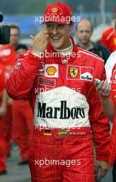 30.08.2002 Spa-Francorchamps, Belgien, F1 in Spa, Freitag, Michael Schumacher (Ferrari, F2002, Nr. 01) in der Boxengasse auf dem Weg zum Interview, Circuit de Spa Francorchamps, Formel 1 Grand Prix (GP) von Belgien 2002 (Belgian, BEL) c xpb.cc - weitere Bilder auf der Datenbank unter www.xpb.cc - Email: info@xpb.cc