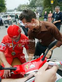 29.08.2002 Spa-Francorchamps, Belgien, F1 in Spa, Donnerstag, Ankunft der Fahrer, Michael Schumacher (Ferrari) kommt mit dem Scooter am Paddock Bereich an, Circuit de Spa Francorchamps, Formel 1 Grand Prix (GP) von Belgien 2002 (Belgian, BEL) c xpb.cc - weitere Bilder auf der Datenbank unter www.xpb.cc - Email: info@xpb.cc