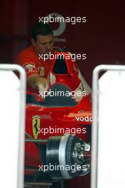 27.03.2002 Sao Paulo, Brasilien, Mittwoch, der neue F2002 von Michael Schumacher steht bereits in der Ferrari Box und wird gut abgeschirmt, GP von Brasilien (Brazil), Sao Paulo,  c xpb.cc Mail: info@xpb.cc  Datenbank: www.xpb.cc 