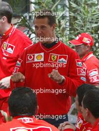 06.06.2002 Montreal, Kanada, F1 in Montreal, Ankunft der Fahrer im Paddock Bereich am Donnerstag, hier: Michael Schumacher kommt um 13.20 OZ an und unterhält sich hier Mechaniker, Formel 1 Grand Prix (GP) von Canada 2002, Ile Notre-Dame c xpb.cc - Email: info@xpb.cc, weitere Bilder auf der Datenbank: www.xpb.cc