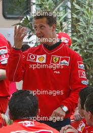 06.06.2002 Montreal, Kanada, F1 in Montreal, Ankunft der Fahrer im Paddock Bereich am Donnerstag, hier: Michael Schumacher kommt um 13.20 OZ an und unterhält sich hier Mechaniker, Formel 1 Grand Prix (GP) von Canada 2002, Ile Notre-Dame c xpb.cc - Email: info@xpb.cc, weitere Bilder auf der Datenbank: www.xpb.cc