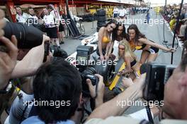25.04.2002 Barcelona, Spanien, Barcelona, Boxengirls im Fahrerlager am Donnerstag, FEATURE Boxengasse bei BAR Honda - Girls zeigen Bademode, Formel 1 Grand Prix (GP) von Spanien 2002. c xpb.cc Email: info@xpb.cc, weitere Bilder auf der Datenbank: www.xpb.cc