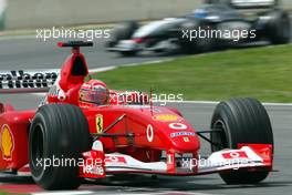 26.04.2002 Barcelona, Spanien, Barcelona, Training am Freitag, Michael Schumacher (Ferrari) auf der Strecke - hinten Kimi Raikkonen, Formel 1 Grand Prix (GP) von Spanien 2002. c xpb.cc Email: info@xpb.cc, weitere Bilder auf der Datenbank: www.xpb.cc