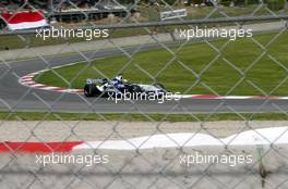 26.04.2002 Barcelona, Spanien, Barcelona, Training am Freitag, Ralf Schumacher (BMW WilliamsF1) auf der Strecke, FEATURE durch den Zaun, Formel 1 Grand Prix (GP) von Spanien 2002. c xpb.cc Email: info@xpb.cc, weitere Bilder auf der Datenbank: www.xpb.cc