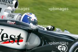 26.04.2002 Barcelona, Spanien, Barcelona, Training am Freitag, David Coulthard (McLaren Mercedes) auf der Strecke, Formel 1 Grand Prix (GP) von Spanien 2002. c xpb.cc Email: info@xpb.cc, weitere Bilder auf der Datenbank: www.xpb.cc