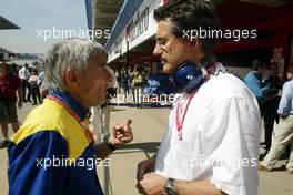 26.04.2002 Barcelona, Spanien, Barcelona, Training am Freitag, Dr. Mari Theisen mit dem Chefing. von Michelin, Box, Formel 1 Grand Prix (GP) von Spanien 2002. c xpb.cc Email: info@xpb.cc, weitere Bilder auf der Datenbank: www.xpb.cc