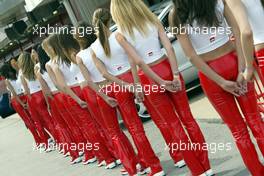 27.04.2002 Barcelona, Spanien, Barcelona, Samstag, Gridgirls stellen sich auf / Paddock Bereich, Girls, Formel 1 Grand Prix (GP) von Spanien 2002. c xpb.cc Email: info@xpb.cc, weitere Bilder auf der Datenbank: www.xpb.cc