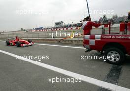 28.04.2002 Barcelona, Spanien, Barcelona, Warmup am Sonntag, Michael Schumacher (Ferrari) wird in die Box abgeschleppt, sein Auto rollte nach einem Defekt im WarmUp aus, Formel 1 Grand Prix (GP) von Spanien 2002. c xpb.cc Email: info@xpb.cc, weitere Bilder auf der Datenbank: www.xpb.cc