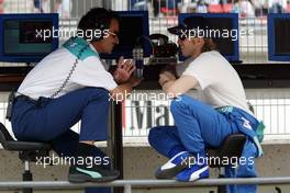 27.04.2002 Barcelona, Spanien, Barcelona, Training am Samstag, Nick Heidfeld (Sauber Petronas) in der Boxengasse, Formel 1 Grand Prix (GP) von Spanien 2002. c xpb.cc Email: info@xpb.cc, weitere Bilder auf der Datenbank: www.xpb.cc