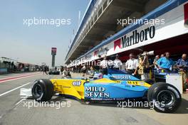 26.04.2002 Barcelona, Spanien, Barcelona, Training am Freitag, Jenson Button (Renault F1) fährt aus der Box, Formel 1 Grand Prix (GP) von Spanien 2002. c xpb.cc Email: info@xpb.cc, weitere Bilder auf der Datenbank: www.xpb.cc