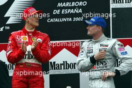 28.04.2002 Barcelona, Spanien, Barcelona, Podium nach dem Formel 1 Grand Prix (GP) von Spanien 2002, Michael Schumacher (1ter) und David Coulthard (3ter), Sonntag, Box c xpb.cc Email: info@xpb.cc, weitere Bilder auf der Datenbank: www.xpb.cc