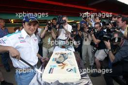25.04.2002 Barcelona, Spanien, Barcelona, Felipe Massa (Sauber Petronas) in der Boxengasse am Donnerstag, an seinem 21ten Geburtstag, Formel 1 Grand Prix (GP) von Spanien 2002. c xpb.cc Email: info@xpb.cc, weitere Bilder auf der Datenbank: www.xpb.cc