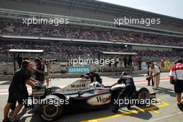 26.04.2002 Barcelona, Spanien, Barcelona, Training am Freitag, David Coulthard (McLaren Mercedes) in der Box, Formel 1 Grand Prix (GP) von Spanien 2002. c xpb.cc Email: info@xpb.cc, weitere Bilder auf der Datenbank: www.xpb.cc