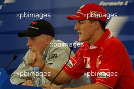25.04.2002 Barcelona, Spanien, Pressekonferenz der FIA am Donnerstag mit Kimi Raikkonen - Räikkönen (McLaren Mercedes), Michael Schumacher (Ferrari), Formel 1 Grand Prix (GP) von Spanien 2002. c xpb.cc Email: info@xpb.cc, weitere Bilder auf der Datenbank: www.xpb.cc