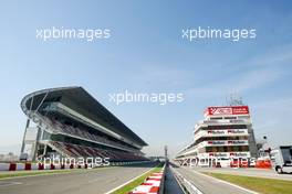 25.04.2002 Barcelona, Spanien, Die NEUE Haupttribüne an der Start- und Zielgeraden gegenüber der Boxengasse, Donnerstag, Formel 1 Grand Prix (GP) von Spanien 2002. c xpb.cc Email: info@xpb.cc, weitere Bilder auf der Datenbank: www.xpb.cc