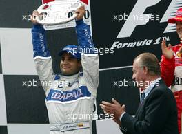 28.04.2002 Barcelona, Spanien, Barcelona, Podium nach dem Formel 1 Grand Prix (GP) von Spanien 2002, Juan Pablo Montoya (2ter), mit dem König von Spanien Juan Carlos, Sonntag, Box c xpb.cc Email: info@xpb.cc, weitere Bilder auf der Datenbank: www.xpb.cc