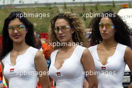 27.04.2002 Barcelona, Spanien, Barcelona, Samstag, Gridgirls stellen sich auf / Paddock Bereich, Girls, Formel 1 Grand Prix (GP) von Spanien 2002. c xpb.cc Email: info@xpb.cc, weitere Bilder auf der Datenbank: www.xpb.cc