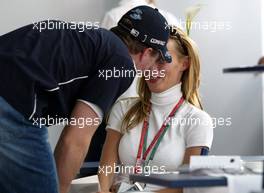 25.04.2002 Barcelona, Spanien, Barcelona, Donnerstag, Ralf Schumacher und seine Ehefrau Cora küsen sich, Paddock, Formel 1 Grand Prix (GP) von Spanien 2002. c xpb.cc Email: info@xpb.cc, weitere Bilder auf der Datenbank: www.xpb.cc