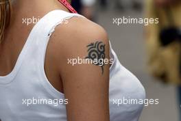 27.04.2002 Barcelona, Spanien, Barcelona, Samstag, Cora Schumacher mit Tattoo auf dem rechten Arm, Portrait, vor dem Qualifying im Padock Bereich, Formel 1 Grand Prix (GP) von Spanien 2002. c xpb.cc Email: info@xpb.cc, weitere Bilder auf der Datenbank: www.xpb.cc